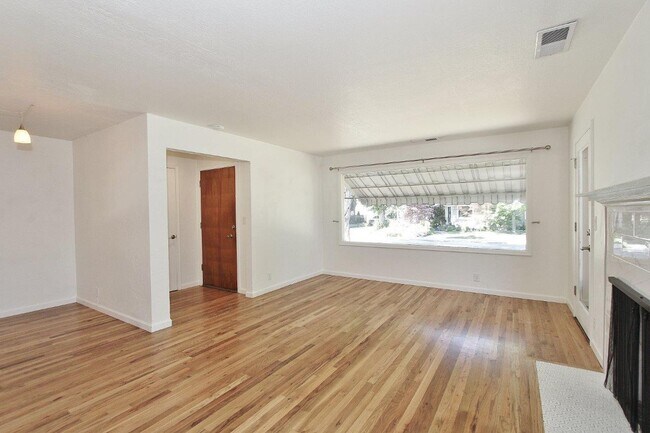 Building Photo - Single-Level Home Nestled in the North End
