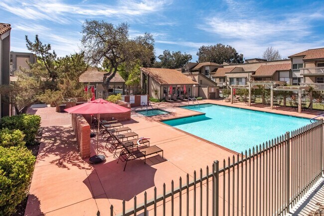 Building Photo - Light Filled Top Floor Condo in Premier 55+ Oaknoll Community