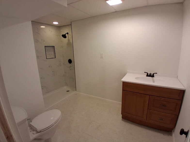 Building Photo - 1610 Maple Ave