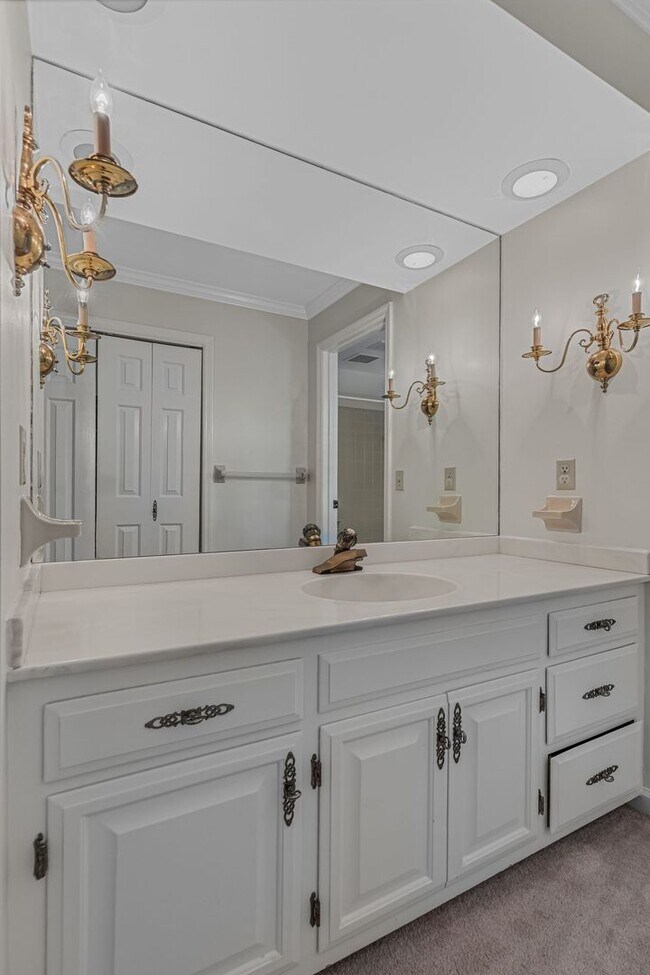 Building Photo - AVAILABLE NOW-- 4-Bed/5-Bath in the heart ...