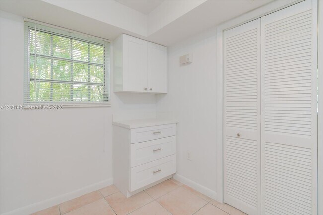 Building Photo - 3912 Ponce de Leon Blvd