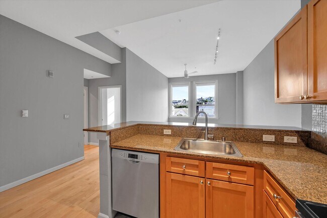 Building Photo - Prime Location Condo in Noe Valley - Please Contact for Showing Availability!