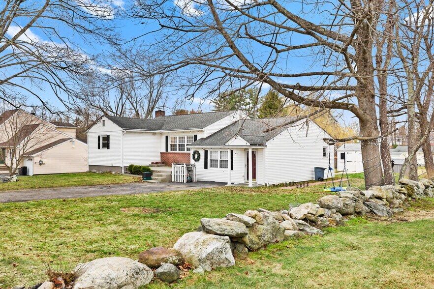 Building Photo - 2881 Meadowcrest Dr