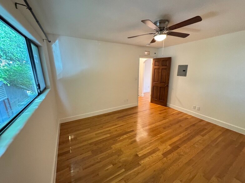 Building Photo - 625 N Hayworth Ave