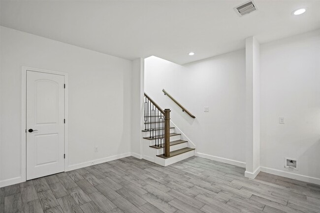 Building Photo - 1071 St Clair St