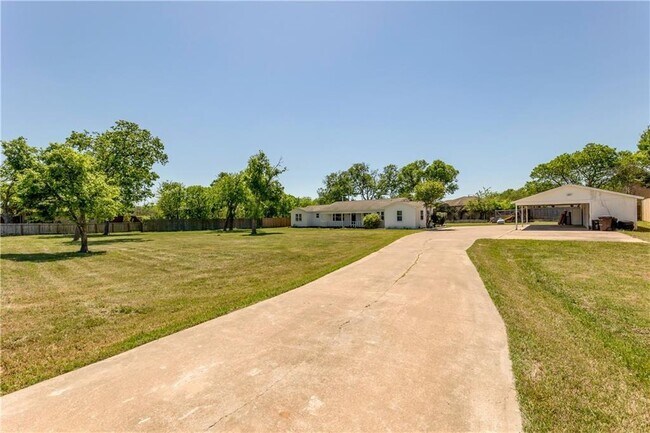 Building Photo - 211 Tate Ln