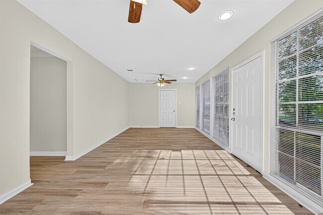 Building Photo - 16643 Lake Cir