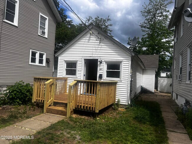 Primary Photo - 50 Herbert St