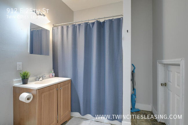 Building Photo - Updated 3 bed, 1 bath Apartment - With on-...