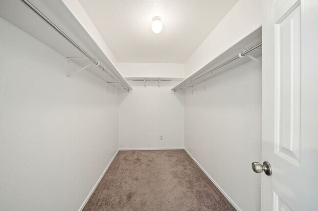 Building Photo - 3 bedroom 2.5 bathroom located in Sagewood Subdivision