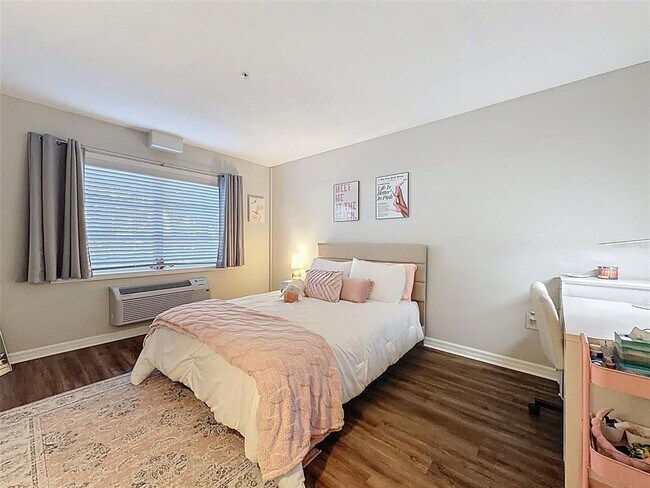 Building Photo - 406 S Cedar Ave