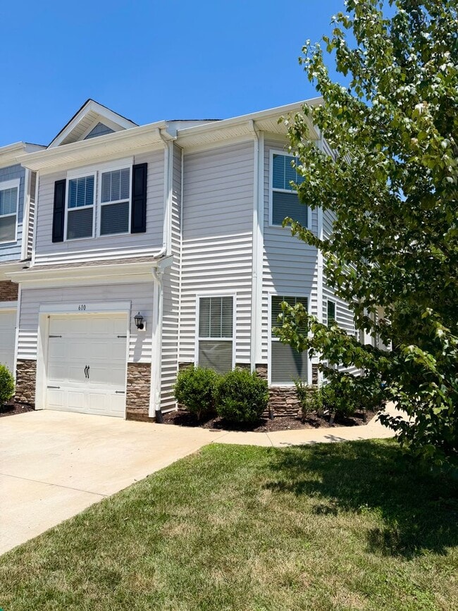 Building Photo - Spacious 3 Bedroom/ 2 Bath townhouse for rent in Fountain Park, convenient Asheville location