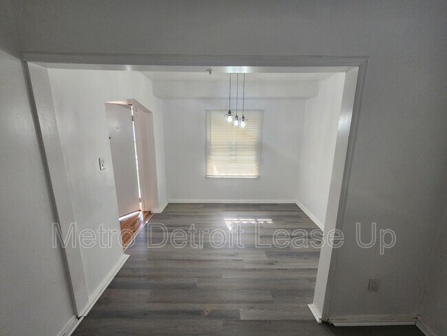 Building Photo - 20110 Northlawn St