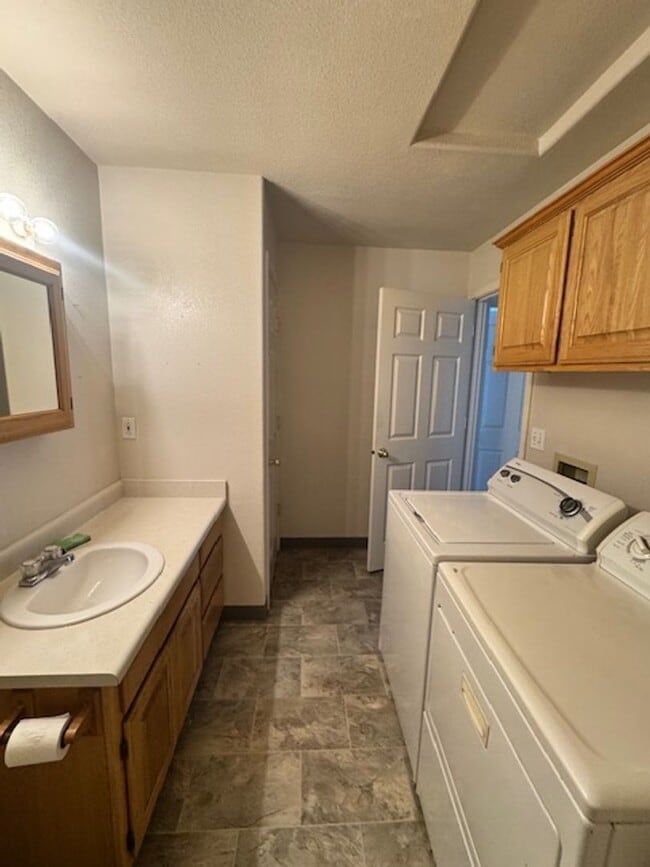 Building Photo - CLEAN SINGLE LEVEL 2 BEDROOM HOME/ WITH DE...
