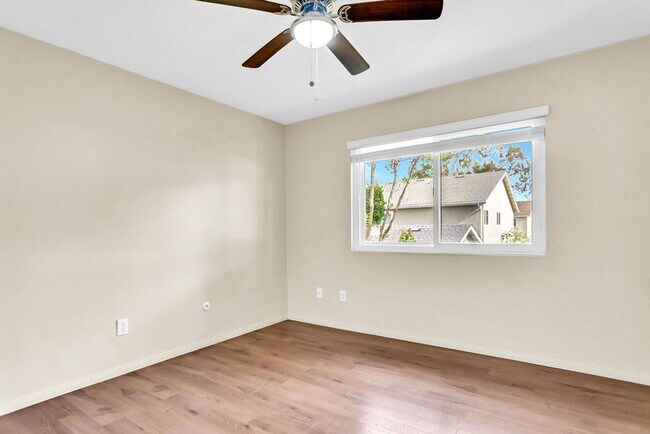 Building Photo - Nice two bedroom/one bath townhome in UTC....