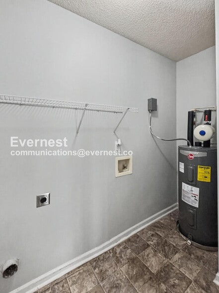 Building Photo - 8637 Thomas Rd