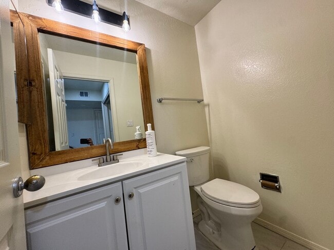 Building Photo - Beautiful 3 bedroom 2.5 bathroom NW Albuquerque.
