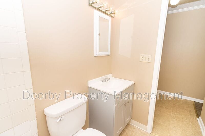 Building Photo - 809 Henderson Ave