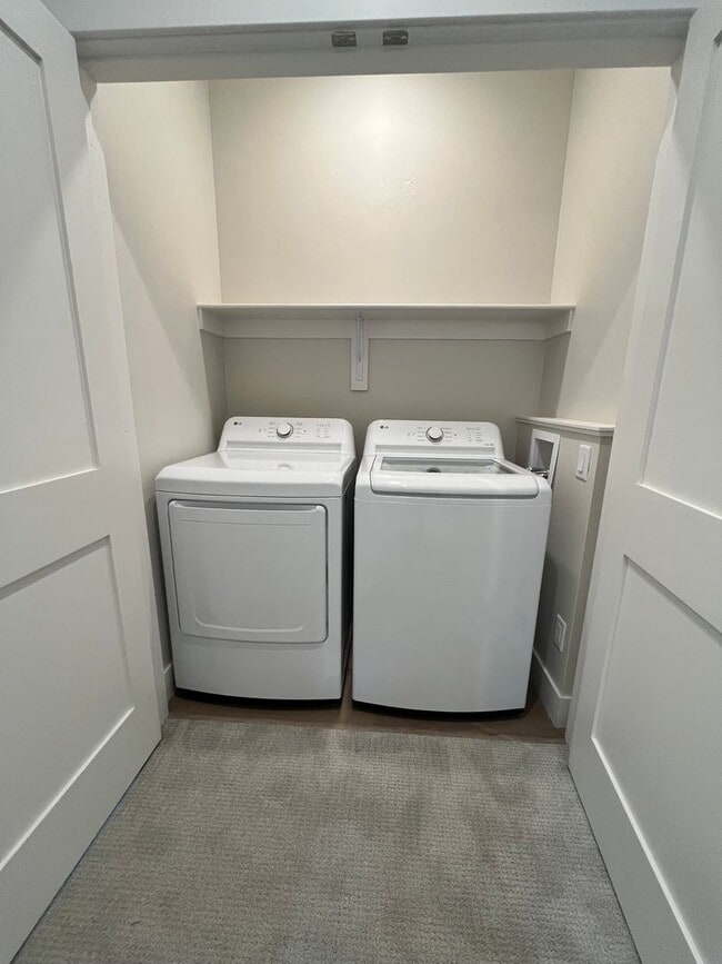 Building Photo - 105 Park Ave