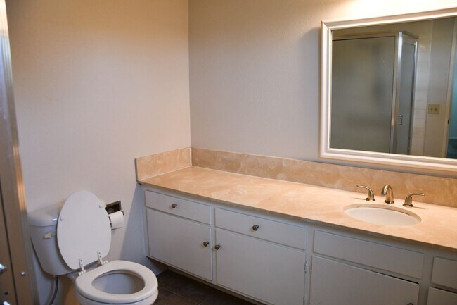 Building Photo - 522 E Collins Ave