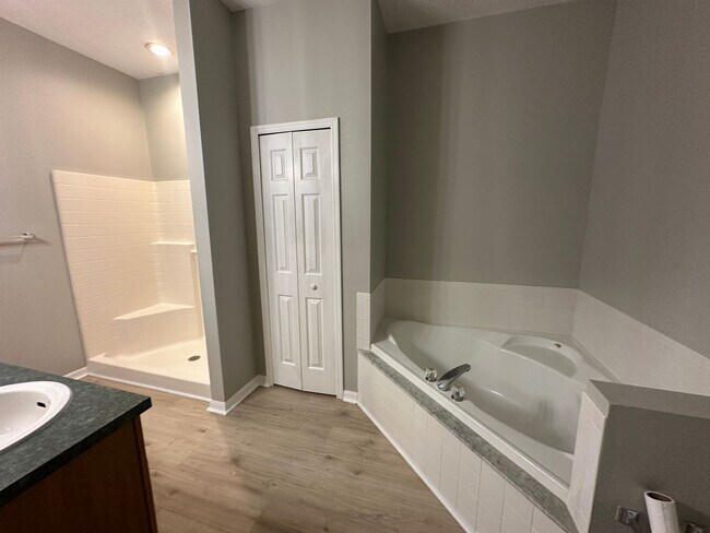 Building Photo - Freshly Updated Heritage Estates Pool Home for Rent