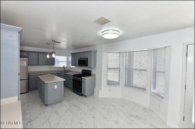 Building Photo - 1603 Villa Del Sol St