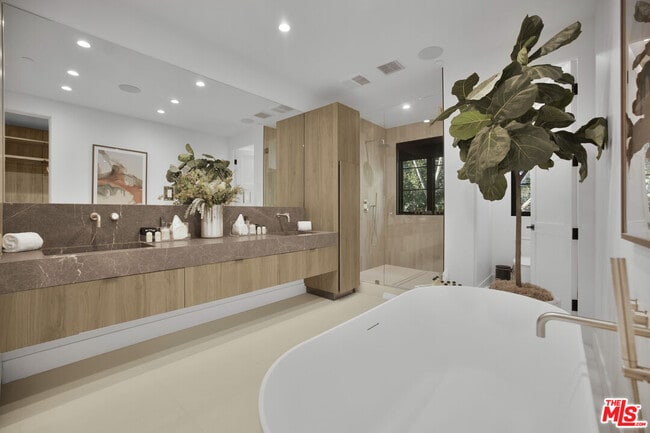 Building Photo - 4433 Kraft Ave