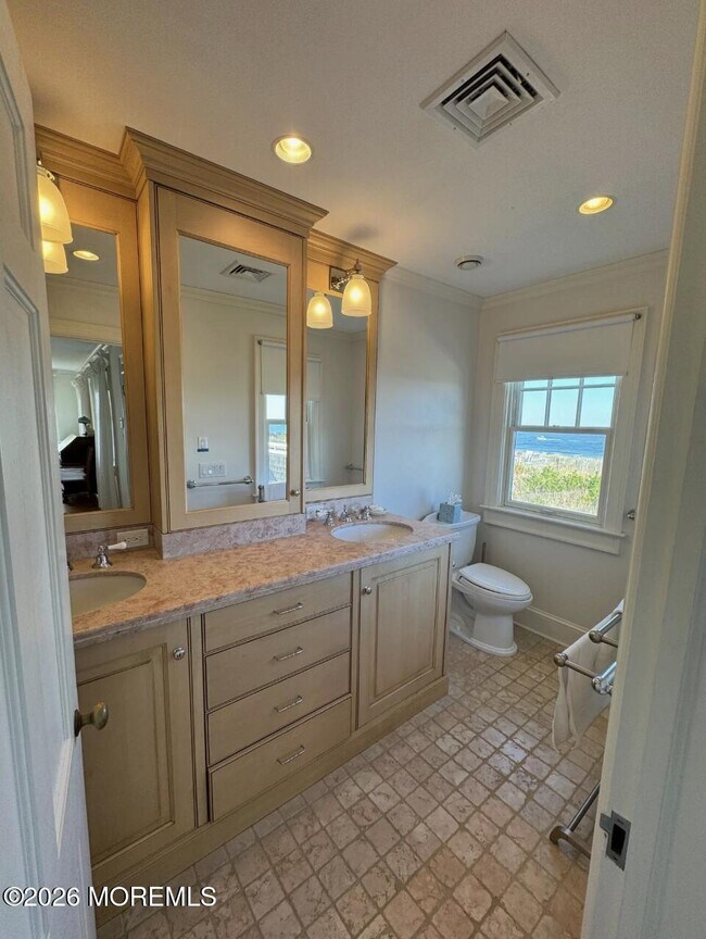 Building Photo - 985 East Ave