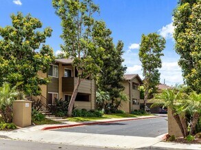 Building Photo - Beautiful Upper Level Condominium Home
