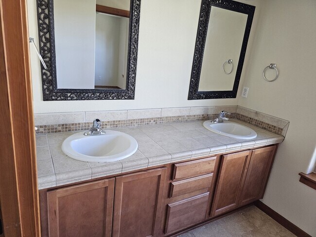 Building Photo - 511 NE 84th Cir