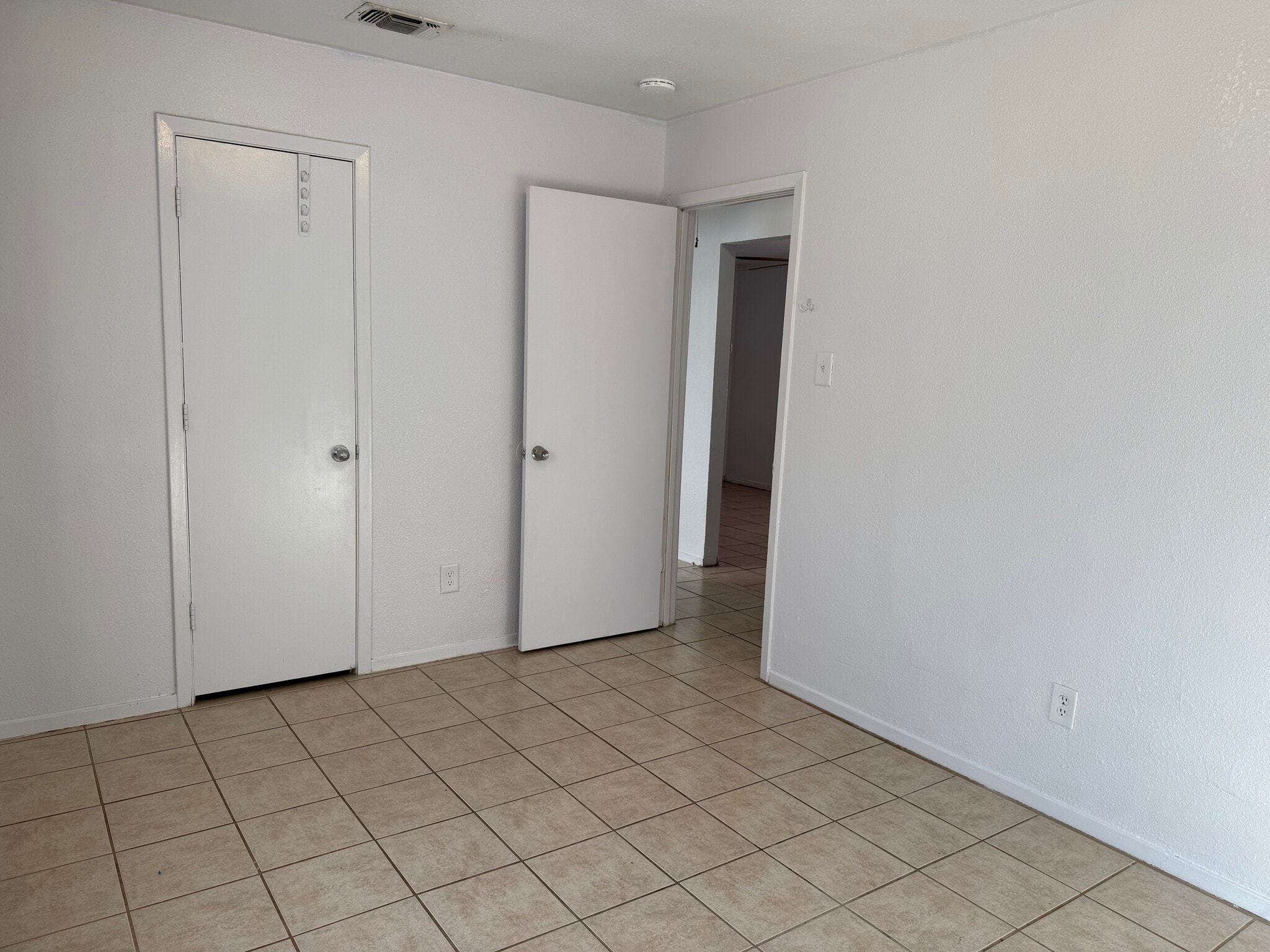 Building Photo - 2934 Chestnut Ave