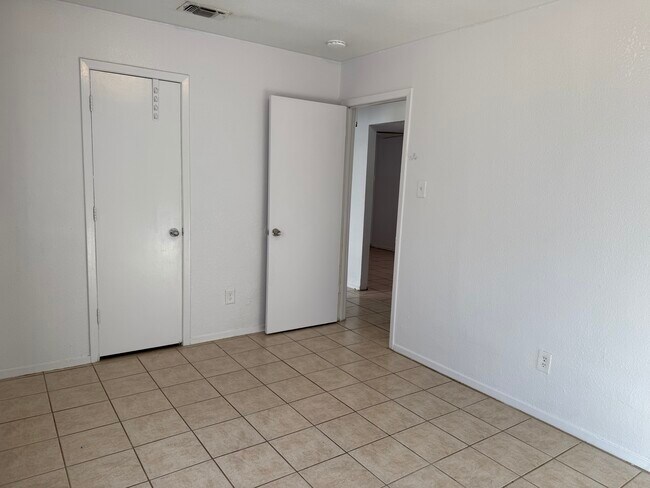 Building Photo - 2934 Chestnut Ave