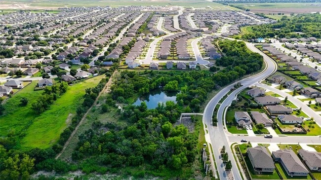 Building Photo - 112 Silver Springs Bend