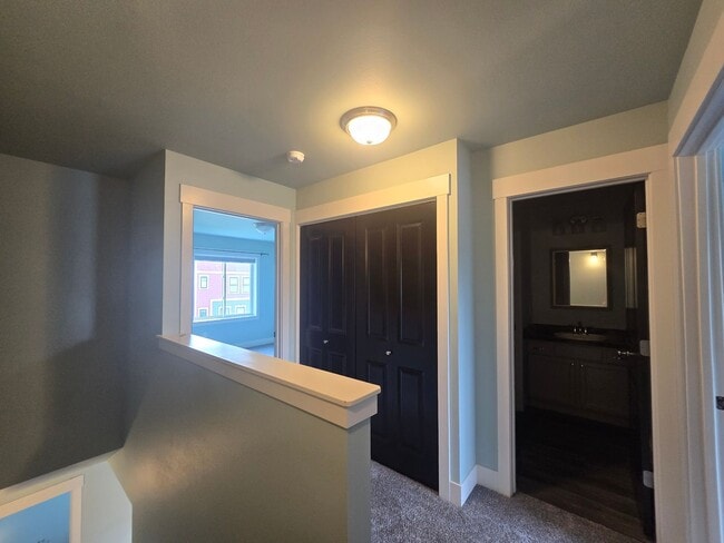 Building Photo - Beautiful 2 bed 1.5 bath townhome