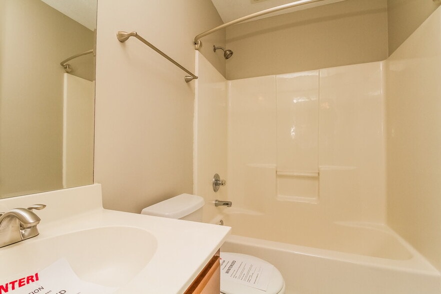 Building Photo - 304 Acorn Ct