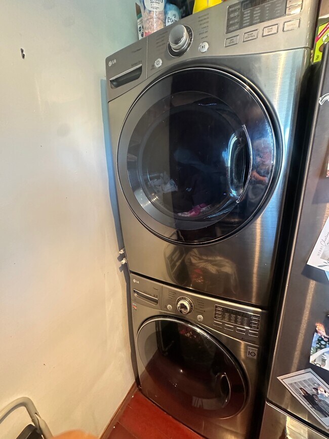 Stainless steel, washing machine and dryer at your finger tips! - 1857 Pandora Ave