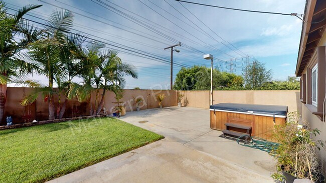 Building Photo - Beautiful 3 Bedroom Home in Huntington Beach