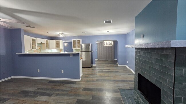 Building Photo - 426 Tulip Dr