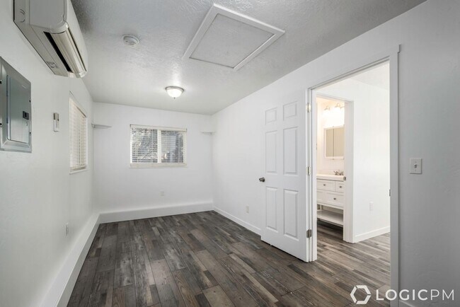 Building Photo - 1238 Oak St