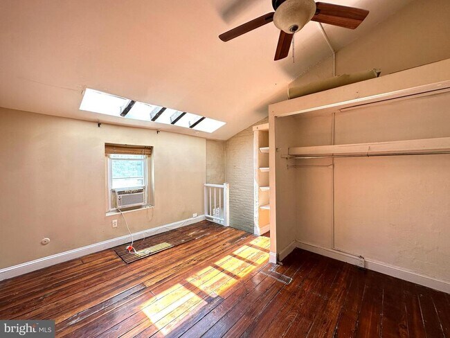 Building Photo - 623 S American St