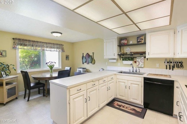 Building Photo - 15 Britten Ct