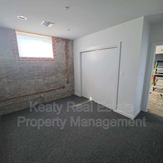 Building Photo - 136 E Cypress St