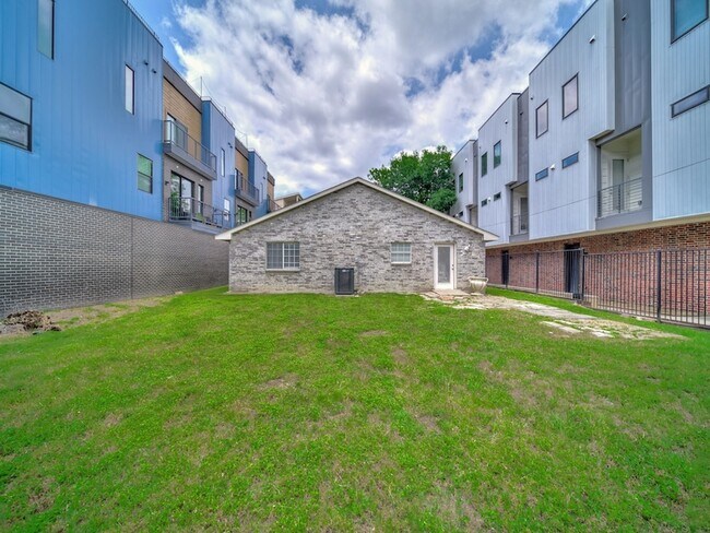 Building Photo - 416 W 9th St