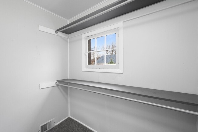 Building Photo - SCORE 1ST MONTH'S RENT FREE IF SIGNED BY DEC 12! Beautiful 2 bedroom home in Coraopolis available...