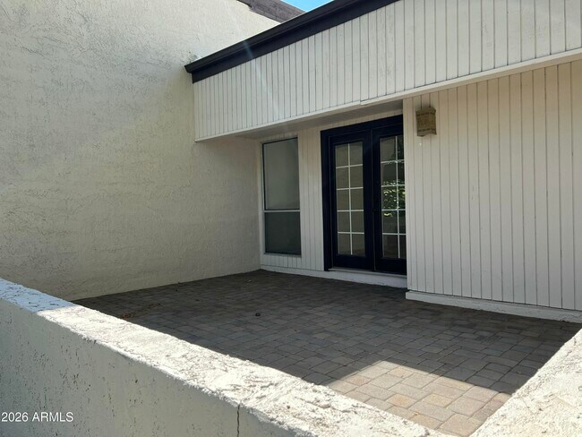 Building Photo - 7527 E Pleasant Run