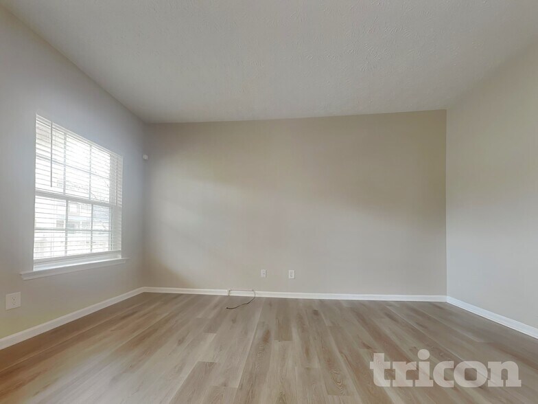 Building Photo - 37 Roxbury Ln