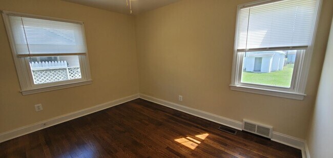 Building Photo - 433 Belair Ave