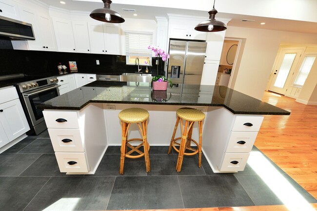 Building Photo - 817 Englewood Dr