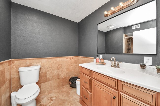 Building Photo - 601 E Castle Harbour Dr