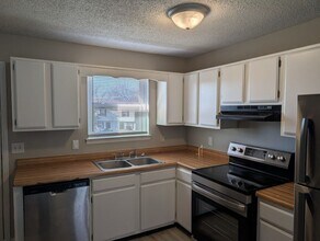 Building Photo - 2 Bedroom Duplex on Corner Lot! SPECIAL: H...